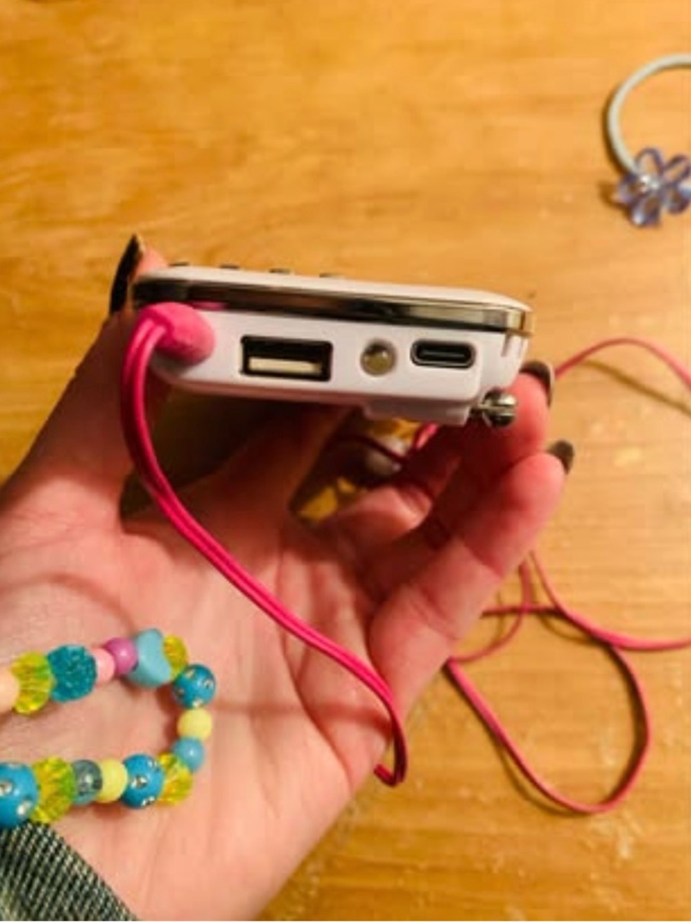 Compact White Portable MP3/AM-FM Player 🩷 - Picture 3 of 3